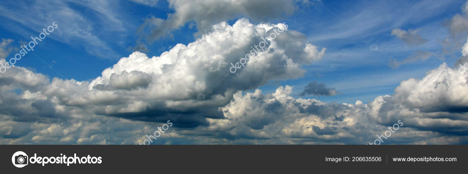 céu azul claro com belas nuvens. panorama hdri sem costura visão de ângulo  de 360 graus sem chão para uso em gráficos 3D ou desenvolvimento de jogos  como sky dome ou editar