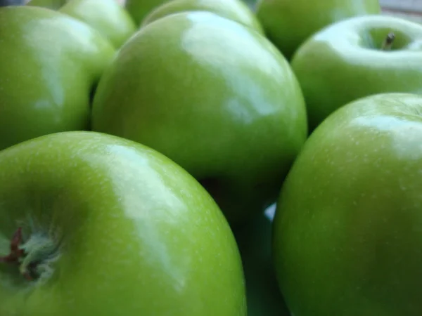 Grüne Äpfel Sind Saftig Glatt Ein Paar Äpfel — Stockfoto