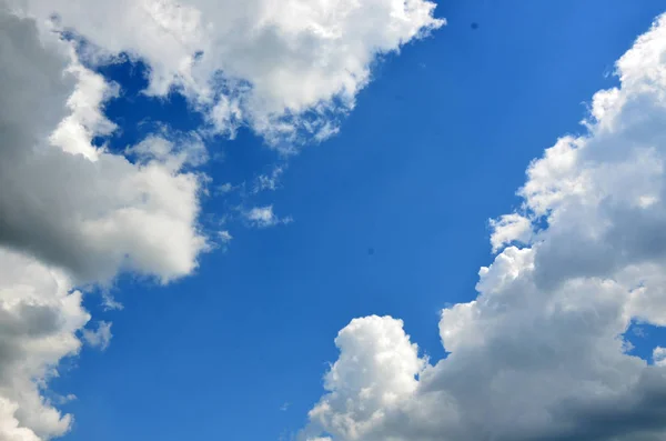 화이트 구름입니다 하늘입니다 자유입니다 비행입니다 좌석입니다 구조입니다 배경입니다 — 스톡 사진