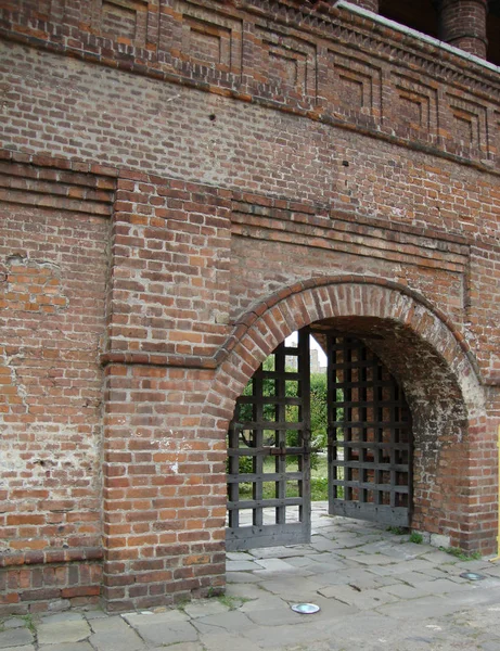 Old Rusty Iron Metal Gate Brick Wall — Stock Photo, Image