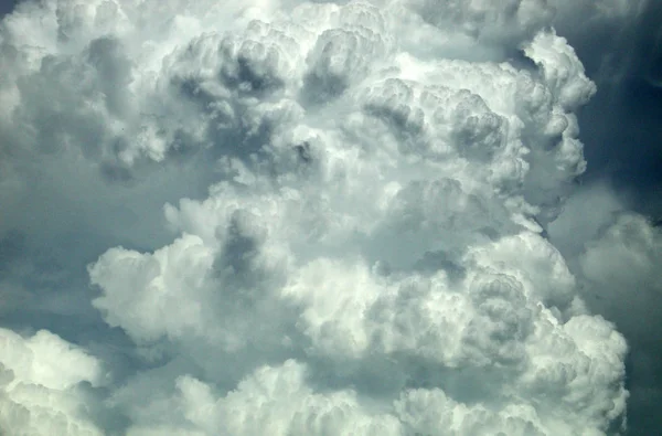 Άσπρα Σύννεφα Μπλε Του Ουρανού Ελευθερία Πτήση Κενή Θέση Δομή Φωτογραφία Αρχείου