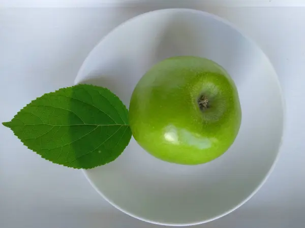 Mela Verde Targa Bianca Tessuti Bianchi Ortensia Bianca Foglia Verde — Foto Stock