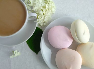 Kahvaltı. Sütlü kahve. hatmi. çiçekler. Beyaz ortanca.