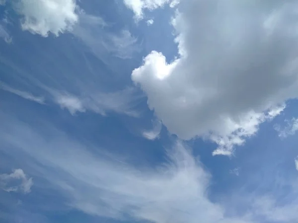 Ουρανός Σύννεφα Σύννεφα Στον Ουρανό Μπλε Του Ουρανού Άσπρα Σύννεφα — Φωτογραφία Αρχείου
