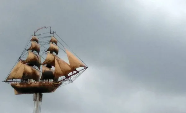 Schiff Himmel Metal Cloudy Segel Bronze Flugschiff Mast — Stockfoto