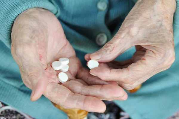 一个在街上拿着药丸的老妇人 90年了健康 关门了概念病症和医疗保健 — 图库照片