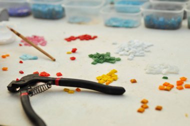 Bir renk işgali için araçları cam mozaik: fırçalar, tutkal, kesiciler. Yaratıcılık ve öğrenme.