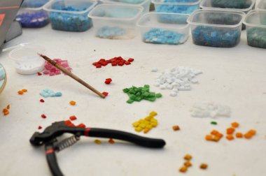 Bir renk işgali için araçları cam mozaik: fırçalar, tutkal, kesiciler. Yaratıcılık ve öğrenme.