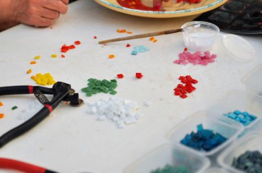 Bir renk işgali için araçları cam mozaik: fırçalar, tutkal, kesiciler. Yaratıcılık ve öğrenme.