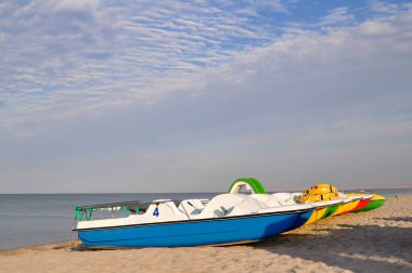 Slayt içeren parlak pedallı bot turistler denize yakın için bekliyor. Kavram-Turizm, tatil deniz.