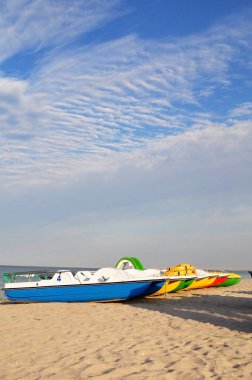 Slayt içeren parlak pedallı bot turistler denize yakın için bekliyor. Kavram-Turizm, tatil deniz.