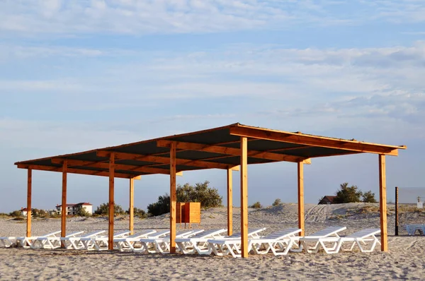 Wooden Sun Loungers Pebbled Public Beach Sea Side View — Stock Photo, Image