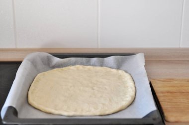 Evde mutfak pişirme pizza hamuru.