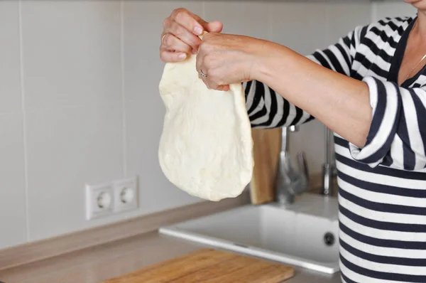 Dámské Ruce Vaření Pizza Těsto Doma Kuchyni — Stock fotografie