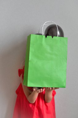 Siyah balon, bir torba saklanıyor kız alışveriş ve açık renkli satışa sahiptir. Çocuk iyi ruh hali