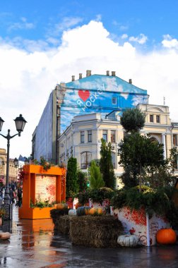 Moskova, Rusya, 4 Ekim 2018: Festival Moskova Altın Sonbahar mevsim. Petrovka Caddesi üzerinde site. Hasat tatil, çiftlik market, kabak ile Festival süsleri