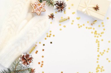 Rahat tatil beyaz arka planda İskandinav tarzı. Noel hediyeler, örme eldiven, zencefilli kurabiye, anason ve konfeti küçük kavanozlara bileşimi. üstten görünüm. boşaltmak.