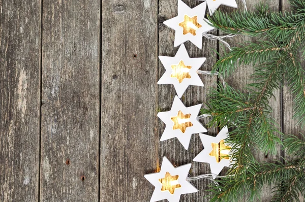 Tema Navidad Acogedoras Luces Cálidas Estrellas Guirnalda Ramas Abeto Sobre —  Fotos de Stock