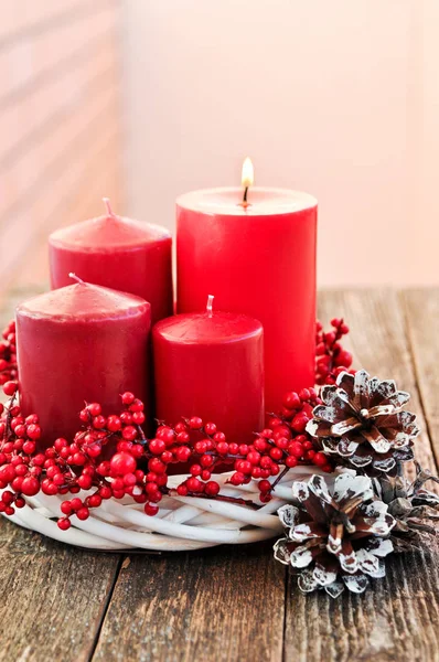 Čtvrtý Advent Čtyři Svíčky Bílý Věnec Červenými Třešněmi Dřevěné Rustikální — Stock fotografie