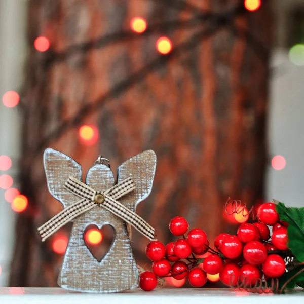 Schattig Houten Engel Decoratie Kerstboom Achtergrond Van Rode Lichten Straat — Stockfoto