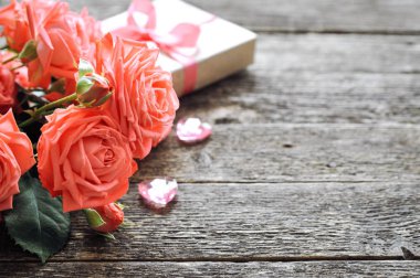 Hassas mercan pembe gül ve kalp ve antetli kağıdına rustik ahşap arka plan ile hediye gölge. Sevgiliye arka plan. Tatil kartı kadınlar için