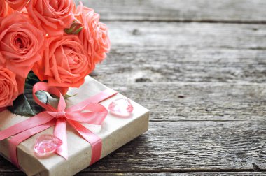 Hassas mercan pembe gül ve kalp ve antetli kağıdına rustik ahşap arka plan ile hediye gölge. Sevgiliye arka plan. Tatil kartı kadınlar için
