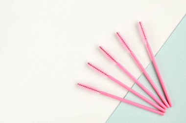 Kirpik ve kaşların güzellik: kirpik uzatma araçları ve dekor beyaz zemin üzerine kopyalama alanı. üstten görünüm.