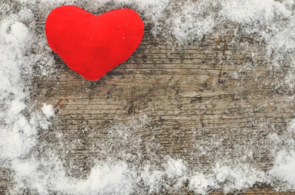 Valentinstag und Liebeskomposition mit rotem Plüschherz auf hölzernem Hintergrund im Schnee. Konzept eines gesunden Lebensstils. — Stockfoto