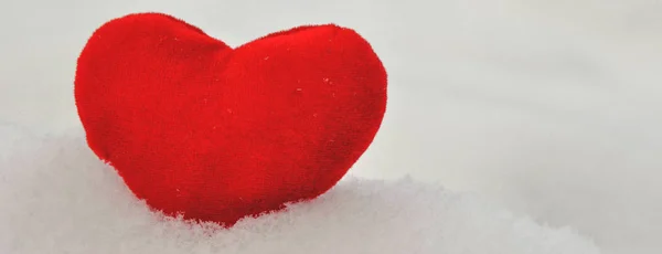 Valentinstag und Liebeskomposition mit rotem Plüschherz auf Schnee. Konzept eines gesunden Lebensstils. — Stockfoto