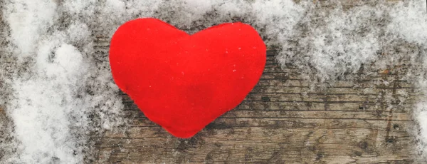 Valentinstag und Liebeskomposition mit rotem Plüschherz auf hölzernem Hintergrund im Schnee. Konzept eines gesunden Lebensstils. — Stockfoto