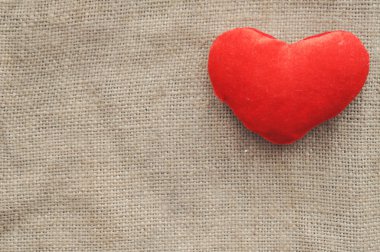Sevgililer günü-kırmızı peluş kalp çuval bezi üzerinde için Vintage rustik aşk kartı. portre. üstten görünüm. renkli