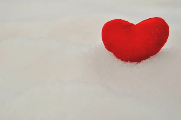 Valentinstag Und Liebeskomposition Mit Rotem Plüschherz Auf Schnee Gesunder Lebensstil — Stockfoto
