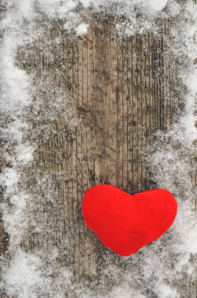 Valentinstag Und Liebeskomposition Mit Rotem Plüschherz Auf Hölzernem Hintergrund Schnee — Stockfoto