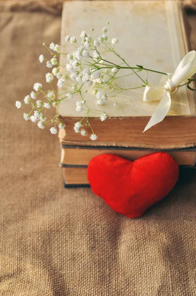 Vintage Rustikale Liebeskarte Für Valentinstag Weiße Blumen Vergilbte Alte Bücher — Stockfoto