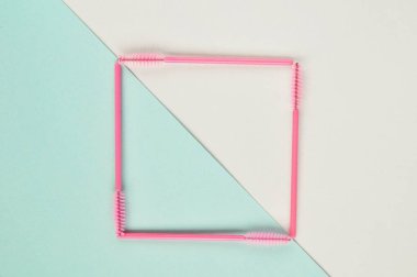 Kirpik ve kaşların güzellik: kirpik uzatma araçları ve dekor beyaz zemin üzerine kopyalama alanı. üstten görünüm.