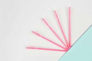 Kirpik ve kaşların güzellik: kirpik uzatma araçları ve dekor beyaz zemin üzerine kopyalama alanı. üstten görünüm.