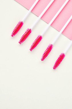 Kirpik ve kaşların güzellik: kirpik uzatma araçları ve dekor beyaz zemin üzerine kopyalama alanı. üstten görünüm.