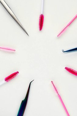 Kirpik ve kaşların güzellik: kirpik uzatma araçları ve dekor beyaz zemin üzerine kopyalama alanı. üstten görünüm.