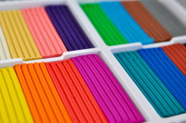 Çocuk çok renkli plastik paketi yakın çekim. Eğitim ve öğretim kavramsal.