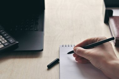 Bir kadının elini Resepsiyon yakın çekim, siyah kalem tutuyor. Çalışma ve ve çalışma kavramı