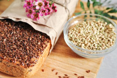 Yararlı ev yapımı vegan harikadır yeşil buğday keten ve Ayçiçeği tohumları ile üzerinden. Ham sağlıklı ve uygun beslenme.