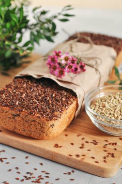 Yararlı ev yapımı vegan harikadır yeşil buğday keten ve Ayçiçeği tohumları ile üzerinden. Ham sağlıklı ve uygun beslenme