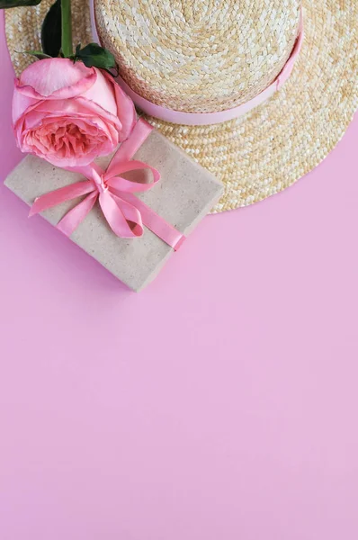 Yaz hasır şapka, pembe şakayık gül ve pembe arka planda yay ile hediye narin pejmürde kart. yakın çekim.