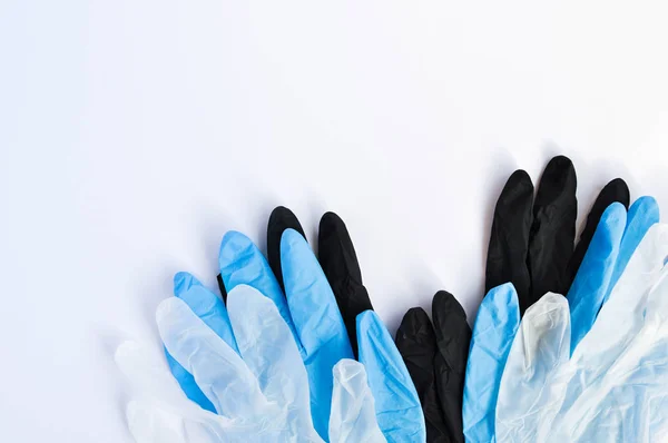 Общая уборка дома. Аксессуары для мытья окон: перчатки, моющая ткань, пипетка, жидкое моющее средство . — стоковое фото
