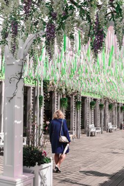 Moskova, Rusya - 05 Mayıs 19. Brigt güzel çiçekler ve pembe, yeşil, beyaz kurdeleler Tverskaya meydanında rüzgarda çırpınan. Moskova mevsiminden Moskova bahar festivali