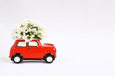 Moskova, Rusya - 04 Mayıs 19. Beyaz arka planda çatıda çiçek li kırmızı seramik araba.