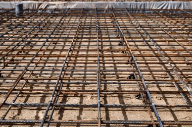 Bir arsa üzerinde bir evin yapımında beton dökme için Güçlendirilmiş Vakfı.