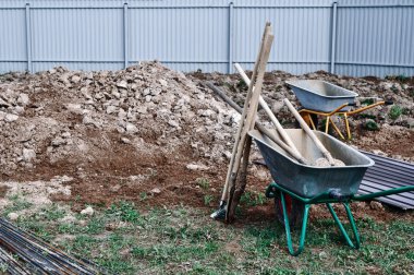 Bir arsa üzerinde bir evin yapımında beton dökmek için Vakfın arka plan üzerinde inşaat arabası ve ekipman.