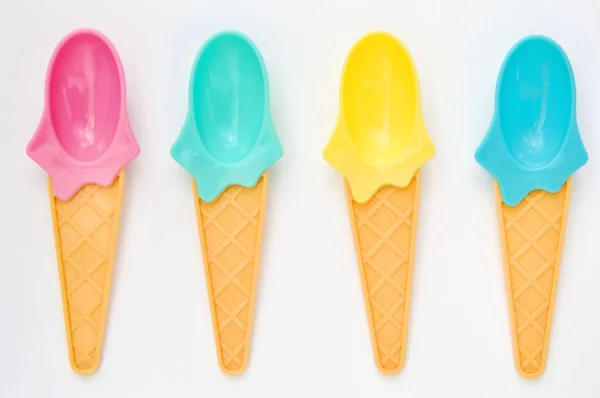 Colheres de sorvete brilhantes de verão no fundo branco — Fotografia de Stock