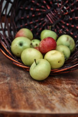 Eski bir sandalyede olgun taze elma ile Sepet. Hasat.